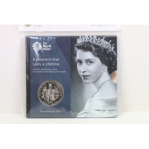 137 - A collection of eleven Royal Mint brilliant uncirculated United Kingdom £5 and Crown collectors coin... 