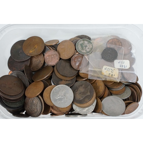 186 - A collection of mainly British coins and tokens to include some silver examples and 18th / 19th cent... 