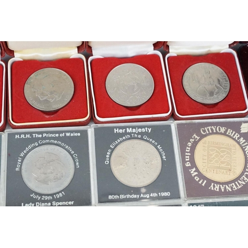 20 - A large collection of British commemorative crown coins.