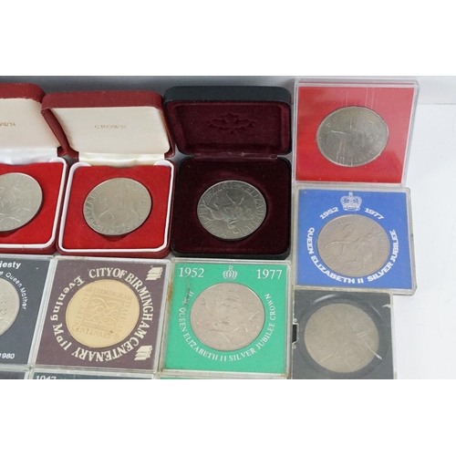 20 - A large collection of British commemorative crown coins.