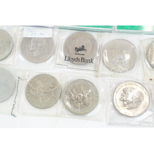 20 - A large collection of British commemorative crown coins.