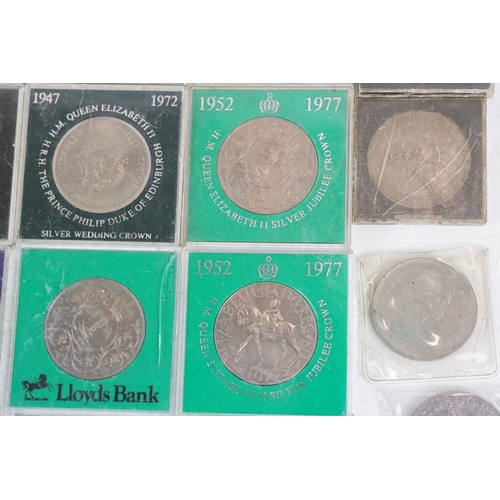 20 - A large collection of British commemorative crown coins.