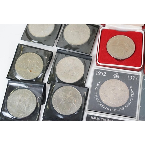 20 - A large collection of British commemorative crown coins.