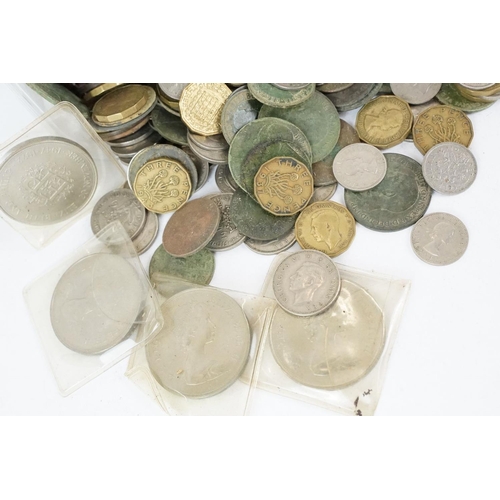 75 - A collection of British pre decimal coins to include half crowns, florins, shillings, sixpences, thr... 