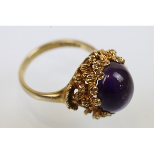 43 - Vintage 9ct gold and amethyst ring. The ring being set with an oval amethyst cabochon set within pie... 