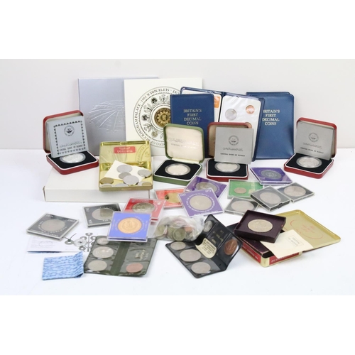 242 - A collection of mainly uncirculated coins to include Kuwait silver examples, First decimal sets, cro... 