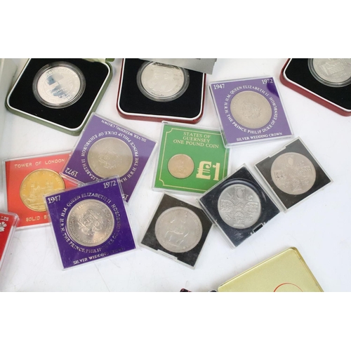 242 - A collection of mainly uncirculated coins to include Kuwait silver examples, First decimal sets, cro... 