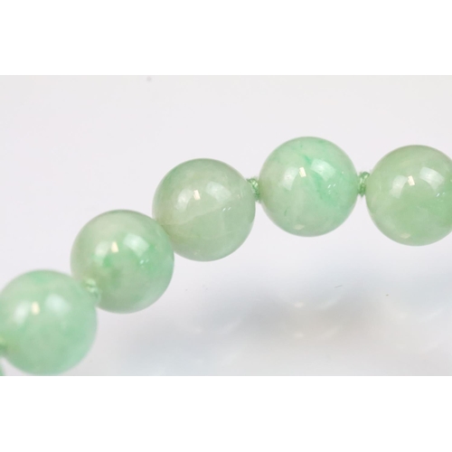 17 - Jace beaded necklace threaded with green jadeite spherical beads with a 9ct gold clasp. Measures 15 ... 