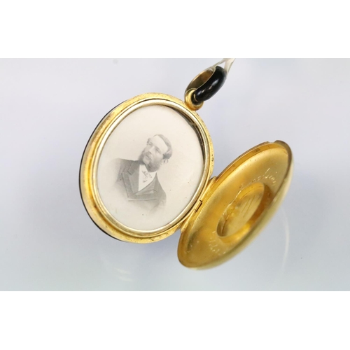 10 - 19th Century Victorian 18ct gold, banded agate and diamond H initial mourning locket. The locket hav... 
