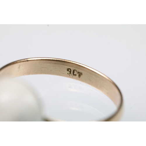 13 - 9ct gold and enamel skull ring. The ring being set with  a white enamelled skull to the head set wit... 