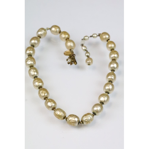 47 - Miriam Haskell - vintage faux pearl necklace with hook and chain fastening. Signed panel to clap. Me... 