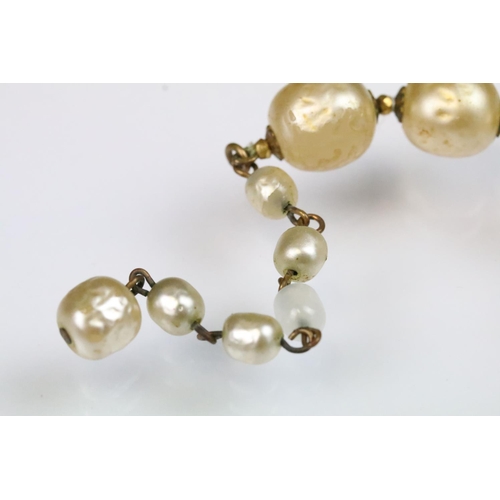 47 - Miriam Haskell - vintage faux pearl necklace with hook and chain fastening. Signed panel to clap. Me... 