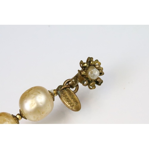 47 - Miriam Haskell - vintage faux pearl necklace with hook and chain fastening. Signed panel to clap. Me... 