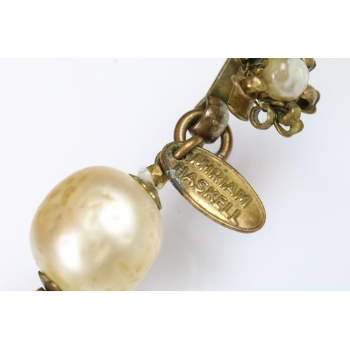 47 - Miriam Haskell - vintage faux pearl necklace with hook and chain fastening. Signed panel to clap. Me... 