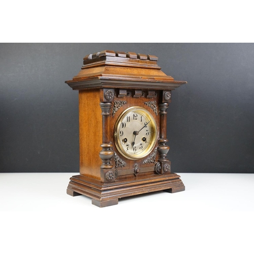103 - Antique Junghans German mantel clock with oak case and brass decoration, H 34cm x W 26cm x D 16cm