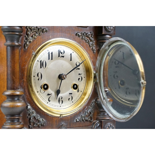 103 - Antique Junghans German mantel clock with oak case and brass decoration, H 34cm x W 26cm x D 16cm
