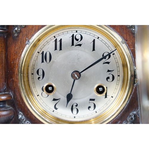 103 - Antique Junghans German mantel clock with oak case and brass decoration, H 34cm x W 26cm x D 16cm