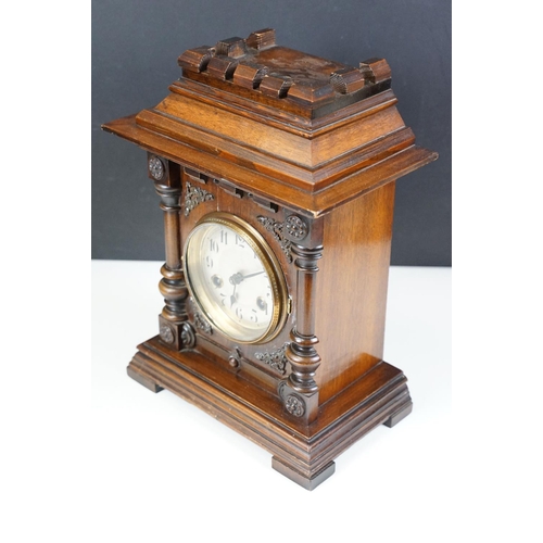 103 - Antique Junghans German mantel clock with oak case and brass decoration, H 34cm x W 26cm x D 16cm