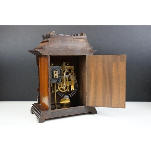103 - Antique Junghans German mantel clock with oak case and brass decoration, H 34cm x W 26cm x D 16cm