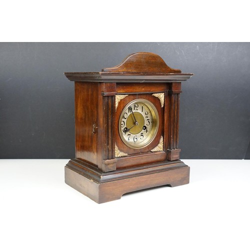 114 - Early 20th century oak mantle clock H 33cm x W 27cm x D 17.5cm
