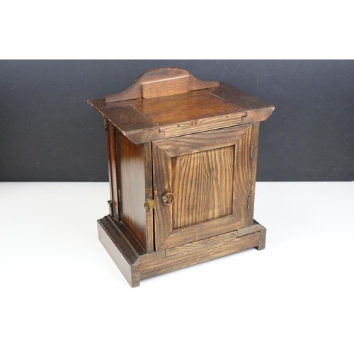 114 - Early 20th century oak mantle clock H 33cm x W 27cm x D 17.5cm