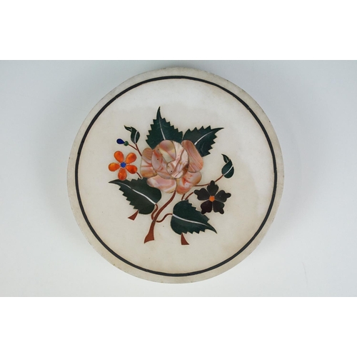 116 - An Italian white marble and pietra dura circular box and lid, inset with flowers and leaves, 15cm di... 