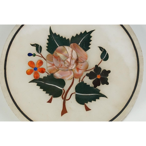 116 - An Italian white marble and pietra dura circular box and lid, inset with flowers and leaves, 15cm di... 