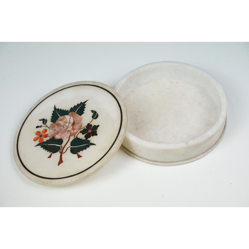116 - An Italian white marble and pietra dura circular box and lid, inset with flowers and leaves, 15cm di... 