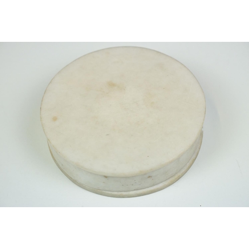 116 - An Italian white marble and pietra dura circular box and lid, inset with flowers and leaves, 15cm di... 