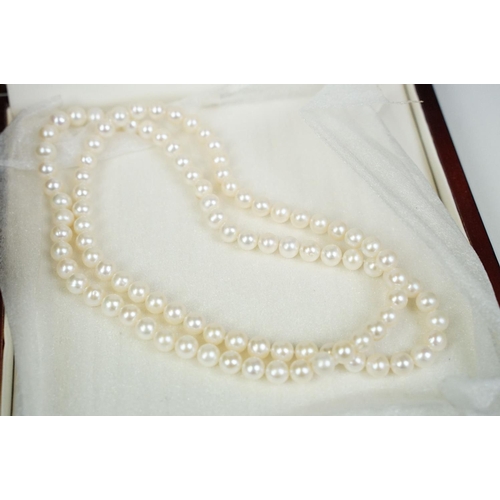 296 - A collection of vintage costume jewellery to include cultured pearl necklace, two pairs of 9ct screw... 