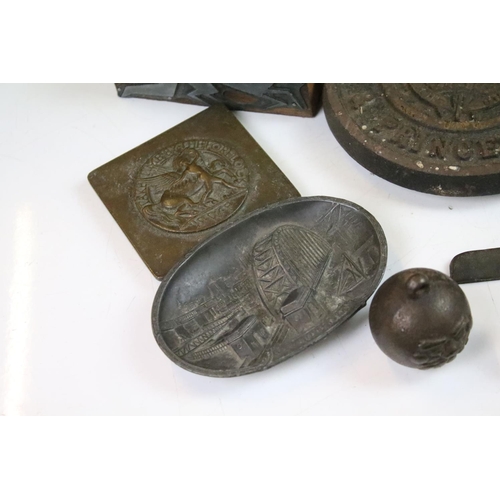 303 - Collection of metal ware to include University of Bangor coat hooks, small brass buckets, 18th centu... 