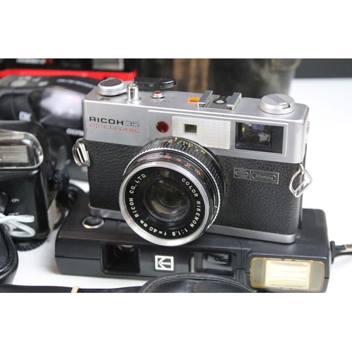 305 - Quantity of 35mm compact cameras to include Ricoh 35 electronic range finder, Olympus MJU Zoom 115, ... 