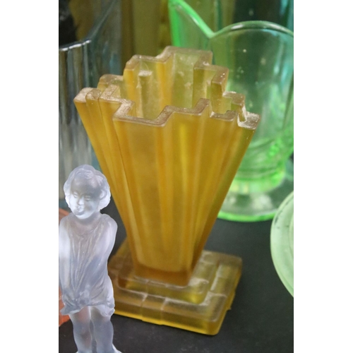 60 - Vintage Art Deco selection of glass to include coloured example vases, ball vase, box vase, Davidson... 