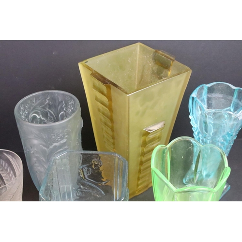 60 - Vintage Art Deco selection of glass to include coloured example vases, ball vase, box vase, Davidson... 