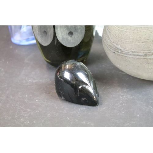 84 - Selection of modern glass to include Orrefors chucky art glass dish, Kosta Boda small blue rainbow v... 