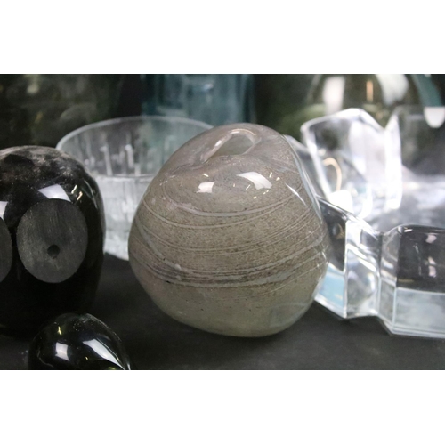 84 - Selection of modern glass to include Orrefors chucky art glass dish, Kosta Boda small blue rainbow v... 