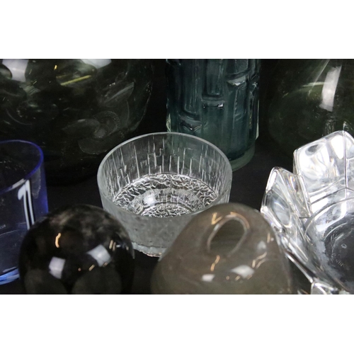 84 - Selection of modern glass to include Orrefors chucky art glass dish, Kosta Boda small blue rainbow v... 