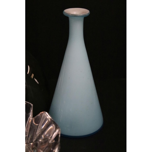 84 - Selection of modern glass to include Orrefors chucky art glass dish, Kosta Boda small blue rainbow v... 