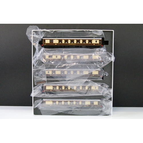 1 - Boxed Golden Age Models made in Korea by FC Models OO gauge Pullman Coach brown & cream #3052 2 moto... 