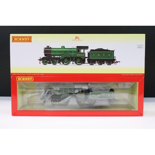 6 - Two boxed Hornby OO gauge locomotives to include R3433 LNER Class D16/3 Claud Hamilton No 8900 and R... 