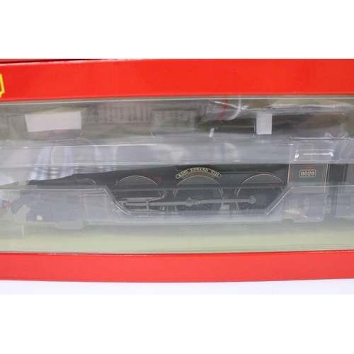 7 - Two boxed Hornby OO gauge locomotives to include R3332 BR (Late) King Class King Edward VIII 6029 an... 