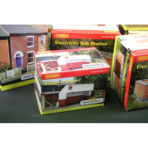 59 - 48 Boxed Hornby Skaledale OO gauge trackside buildings to include R8582 Goods Shed, R8573 Dutch Barn... 