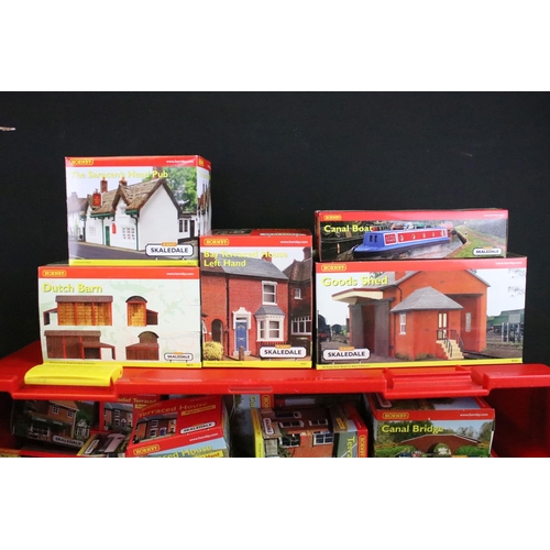 59 - 48 Boxed Hornby Skaledale OO gauge trackside buildings to include R8582 Goods Shed, R8573 Dutch Barn... 