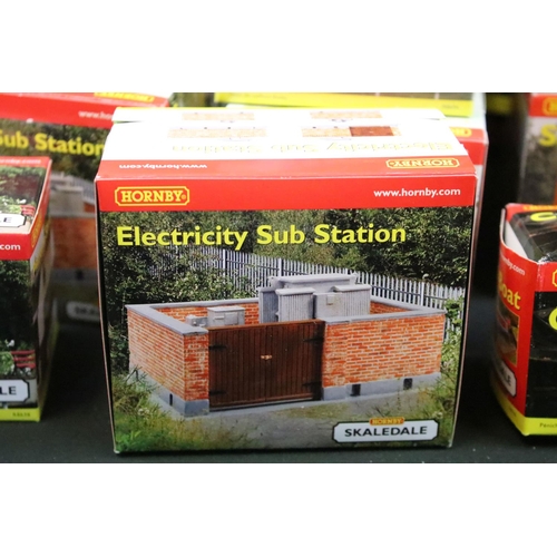 59 - 48 Boxed Hornby Skaledale OO gauge trackside buildings to include R8582 Goods Shed, R8573 Dutch Barn... 