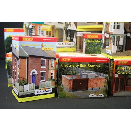 59 - 48 Boxed Hornby Skaledale OO gauge trackside buildings to include R8582 Goods Shed, R8573 Dutch Barn... 