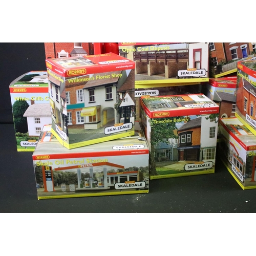 59 - 48 Boxed Hornby Skaledale OO gauge trackside buildings to include R8582 Goods Shed, R8573 Dutch Barn... 