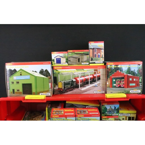 60 - 32 Boxed Hornby Skaledale OO gauge trackside accessories to include R8773 Modern Industrial Unit, R8... 