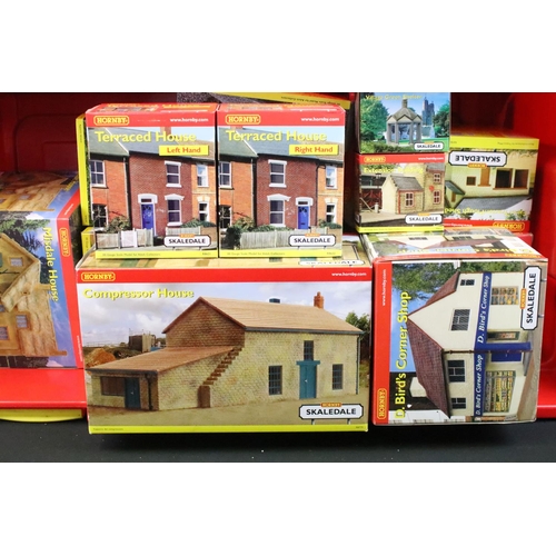 60 - 32 Boxed Hornby Skaledale OO gauge trackside accessories to include R8773 Modern Industrial Unit, R8... 