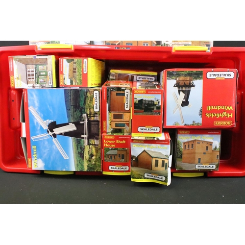 61 - 32 Boxed Hornby Skaledale OO gauge trackside accessories to include R8563 Springside Cottages, R8564... 