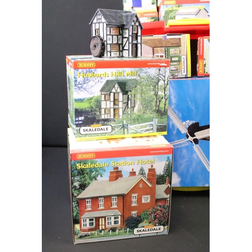 61 - 32 Boxed Hornby Skaledale OO gauge trackside accessories to include R8563 Springside Cottages, R8564... 